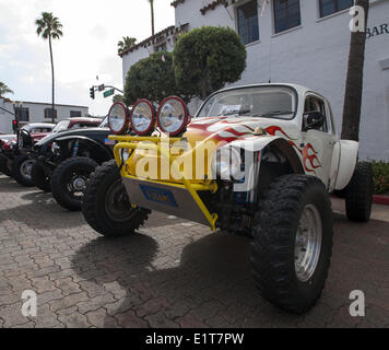 San Clemente, Kalifornien, USA. 8. Juni 2014. Eine benutzerdefinierte weißen Volkswagen Baja Bug out mit handbemalten Flammen und große treibende Lichter ausgestattet.  Die 19. jährliche 2014 San Clemente-Auto-Show mit neuen und alten klassische und exotische Autos und Lastwagen übernahm der Innenstadt entlang der Avenida Del Mar auf Sonntag, 8. Juni 2014. Die eintägige Veranstaltung bringt Autosammler und Enthusiasten aus der ganzen Süd-Kalifornien. Bildnachweis: David Bro/ZUMAPRESS.com/Alamy Live-Nachrichten Stockfoto