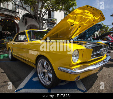 San Clemente, Kalifornien, USA. 8. Juni 2014. Ein 60er Jahre Ära Zitrone Kanarienvogel gelb Ford Mustang mit Mag Räder. Die 19. jährliche 2014 San Clemente-Auto-Show mit neuen und alten klassische und exotische Autos und Lastwagen übernahm der Innenstadt entlang der Avenida Del Mar auf Sonntag, 8. Juni 2014. Die eintägige Veranstaltung bringt Autosammler und Enthusiasten aus der ganzen Süd-Kalifornien. Bildnachweis: David Bro/ZUMAPRESS.com/Alamy Live-Nachrichten Stockfoto