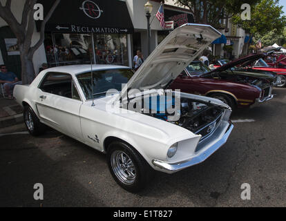 San Clemente, Kalifornien, USA. 8. Juni 2014. Ein 1960 Ära weißen Ford Mustang. Die 19. jährliche 2014 San Clemente-Auto-Show mit neuen und alten klassische und exotische Autos und Lastwagen übernahm der Innenstadt entlang der Avenida Del Mar auf Sonntag, 8. Juni 2014. Die eintägige Veranstaltung bringt Autosammler und Enthusiasten aus der ganzen Süd-Kalifornien. Bildnachweis: David Bro/ZUMAPRESS.com/Alamy Live-Nachrichten Stockfoto