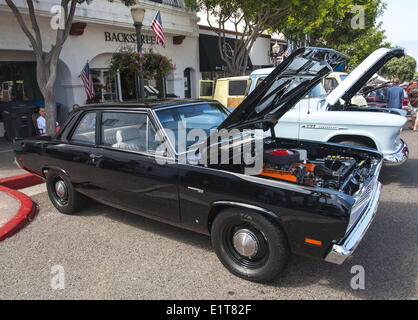 San Clemente, Kalifornien, USA. 8. Juni 2014. Ein schwarzer späten sechziger Jahre Ära Plymouth Valiant. Die 19. jährliche 2014 San Clemente-Auto-Show mit neuen und alten klassische und exotische Autos und Lastwagen übernahm der Innenstadt entlang der Avenida Del Mar auf Sonntag, 8. Juni 2014. Die eintägige Veranstaltung bringt Autosammler und Enthusiasten aus der ganzen Süd-Kalifornien. Bildnachweis: David Bro/ZUMAPRESS.com/Alamy Live-Nachrichten Stockfoto