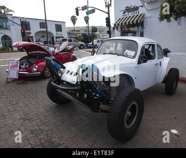 San Clemente, Kalifornien, USA. 8. Juni 2014. Eine benutzerdefinierte out-ausgestattet weißen Volkswagen Baja Bug die 19. jährliche 2014 San Clemente-Auto-Show mit neuen und alten klassische und exotische Autos und Lastwagen der Innenstadt entlang der Avenida Del Mar auf Sonntag, 8. Juni 2014 übernahm. Die eintägige Veranstaltung bringt Autosammler und Enthusiasten aus der ganzen Süd-Kalifornien. Bildnachweis: David Bro/ZUMAPRESS.com/Alamy Live-Nachrichten Stockfoto