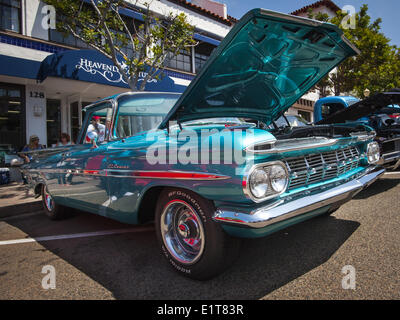 San Clemente, Kalifornien, USA. 8. Juni 2014. Ein Anfang der sechziger Jahre Ära metallische blauen Ford El Camino Pick Up Transporter.  Die 19. jährliche 2014 San Clemente-Auto-Show mit neuen und alten klassische und exotische Autos und Lastwagen übernahm der Innenstadt entlang der Avenida Del Mar auf Sonntag, 8. Juni 2014. Die eintägige Veranstaltung bringt Autosammler und Enthusiasten aus der ganzen Süd-Kalifornien. Bildnachweis: David Bro/ZUMAPRESS.com/Alamy Live-Nachrichten Stockfoto