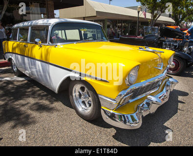 San Clemente, Kalifornien, USA. 8. Juni 2014. Eine zweifarbige Kanarienvogel gelben und weißen 1950 Ära Chevrolet 4 Tür Kombi mit Mag Räder. Die 19. jährliche 2014 San Clemente-Auto-Show mit neuen und alten klassische und exotische Autos und Lastwagen übernahm der Innenstadt entlang der Avenida Del Mar auf Sonntag, 8. Juni 2014. Die eintägige Veranstaltung bringt Autosammler und Enthusiasten aus der ganzen Süd-Kalifornien. Bildnachweis: David Bro/ZUMAPRESS.com/Alamy Live-Nachrichten Stockfoto