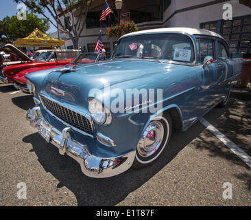 San Clemente, Kalifornien, USA. 8. Juni 2014. Eine klassische 50er Jahre leichte blaue metallische Chevrolet Bel Air die 19. jährliche 2014 San Clemente-Auto-Show mit neuen und alten klassische und exotische Autos und Lastwagen der Innenstadt entlang der Avenida Del Mar auf Sonntag, 8. Juni 2014 übernahm. Die eintägige Veranstaltung bringt Autosammler und Enthusiasten aus der ganzen Süd-Kalifornien. Bildnachweis: David Bro/ZUMAPRESS.com/Alamy Live-Nachrichten Stockfoto