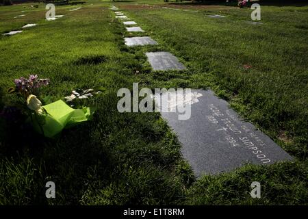 Lake Forest, Kalifornien, USA. 9. Juni 2014. Welke Blumen an der Grabstätte von Nicole Brown Simpson auf dem Aufstieg Friedhof in Lake Forest, Kalifornien, 20 Jahre nach ihrer Ermordung. Um 12:10 Uhr am 13. Juni 1994 waren Nicole Brown Simpson und Ronald Goldman außerhalb Browns Bundy Drive Eigentumswohnung im Bereich Brentwood von Los Angeles ermordet aufgefunden. Verdacht konzentrierte sich schnell auf ihrem früheren Ehemann, US-amerikanischer Football-Spieler O. J. Simpson, wer hatte Nicole in der Vergangenheit geschlagen und hatte kein Alibi. Bildnachweis: ZUMA Press, Inc./Alamy Live-Nachrichten Stockfoto