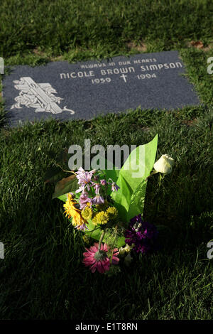 Lake Forest, Kalifornien, USA. 9. Juni 2014. Welke Blumen an der Grabstätte von Nicole Brown Simpson auf dem Aufstieg Friedhof in Lake Forest, Kalifornien, 20 Jahre nach ihrer Ermordung. Um 12:10 Uhr am 13. Juni 1994 waren Nicole Brown Simpson und Ronald Goldman außerhalb Browns Bundy Drive Eigentumswohnung im Bereich Brentwood von Los Angeles ermordet aufgefunden. Verdacht konzentrierte sich schnell auf ihrem früheren Ehemann, US-amerikanischer Football-Spieler O. J. Simpson, wer hatte Nicole in der Vergangenheit geschlagen und hatte kein Alibi. Bildnachweis: ZUMA Press, Inc./Alamy Live-Nachrichten Stockfoto