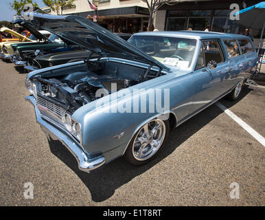 San Clemente, Kalifornien, USA. 8. Juni 2014. Ein klassischer 60er Chevrolet zwei Tür Kombi mit Mag Räder die 19. jährliche 2014 San Clemente-Auto-Show mit neuen und alten klassische und exotische Autos und Lastwagen der Innenstadt entlang der Avenida Del Mar auf Sonntag, 8. Juni 2014 übernahm. Die eintägige Veranstaltung bringt Autosammler und Enthusiasten aus der ganzen Süd-Kalifornien. Bildnachweis: David Bro/ZUMAPRESS.com/Alamy Live-Nachrichten Stockfoto