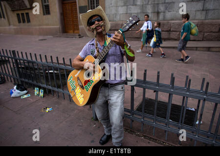 Sao Paulo, Brasilien. 9. Juni 2014. Ein Sänger führt in einer Straße in der Innenstadt von Sao Paulo, Brasilien, am 9. Juni 2014. Die 2014 wird FIFA Fussball-Weltmeisterschaft in Brasilien vom 12. Juni bis 13. Juli stattfinden. Bildnachweis: Guillermo Arias/Xinhua/Alamy Live-Nachrichten Stockfoto