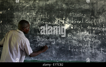 Ein Lehrer nimmt seine Klasse an einer NGO finanzierten Schule in der Nakasongola Region von Uganda Stockfoto