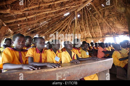 Schülerinnen und Schüler unterrichtete ihre Dorfschule im Stadtteil Lira in Norduganda. Stockfoto