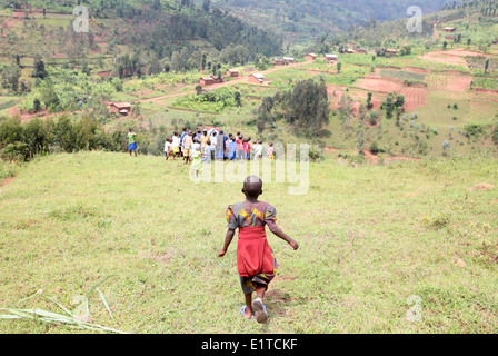 Dorfbewohner Kinder in einem ländlichen Dorf im Bereich Murambi im Bezirk Rulindo der Nordprovinz, Ruanda. Stockfoto