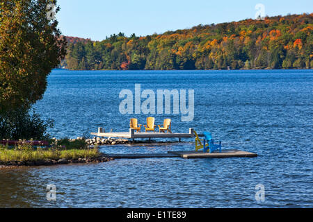 Adirondack Stühle auf Docks am Meech Lake in Gatineau Park, Gatineau, Quebec, Kanada. Stockfoto