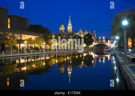 Rideau-Kanal mit Blick auf Kanadas Parlamentsgebäude in Ottawa, Ontario, Kanada. Stockfoto