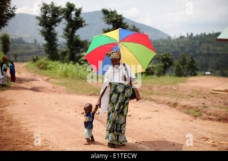 Mutter und Kind in ihr Dorf im Bereich Murambi im Bezirk Rulindo der Nordprovinz, Ruanda. Stockfoto