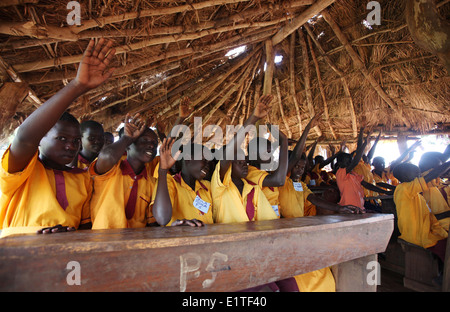 Schülerinnen und Schüler unterrichtete ihre Dorfschule im Stadtteil Lira in Norduganda. Stockfoto