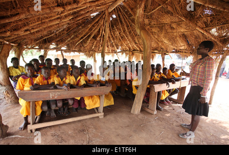 Schülerinnen und Schüler unterrichtete ihre Dorfschule im Stadtteil Lira in Norduganda. Stockfoto