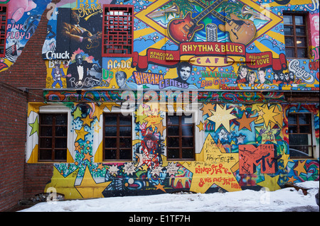 Russland, Moskau, Rhythm & Blues Café mit Malerei Wand Stockfoto