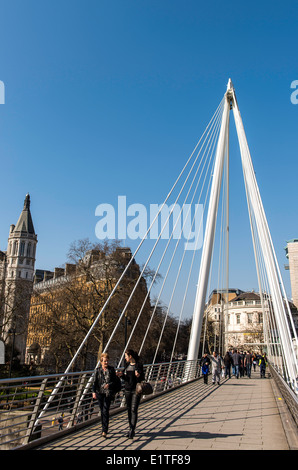 Menschen überqueren Damm Brücke London England Great Britain UK Europe Stockfoto