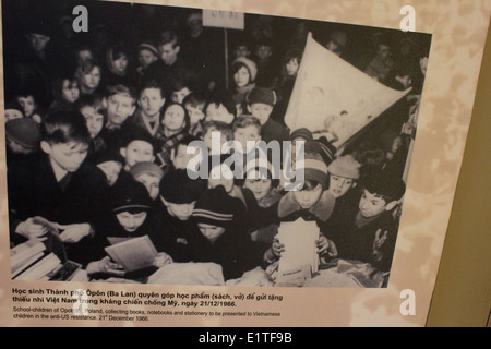 Hoa Lo ("Feuerofen") war ein Gefängnis in Hanoi, von den Franzosen im Jahr 1896 erbaut. Das Torhaus bleibt als Museum. Stockfoto