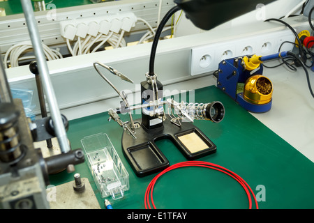 Foto von Elektronik Geräte Montagearbeitsplatz mit notwendigen Werkzeuge Stockfoto