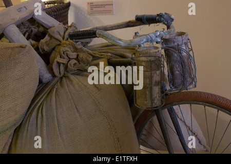 Ein Vietcong Fahrrad Vietnams Militärgeschichte Museum in Hanoi. In der Außenanlage gibt auch aufgenommene Krieg Fahrzeuge. Stockfoto