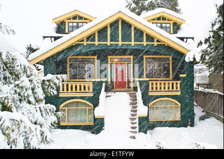 Haus in einem Schneesturm, North Vancouver, British Columbia, Kanada Stockfoto