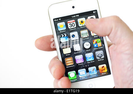 Hand, die einen Apple Ipod Touch, Touchscreen und apps, Nahaufnahme Stockfoto