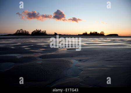 Wolken Form über Chestermans Beach Franks Insel bei Sonnenuntergang in der Nähe von Tofino auf Vancouver Island in British Columbia Kanada die Stockfoto