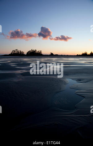 Wolken Form über Chestermans Beach Franks Insel bei Sonnenuntergang in der Nähe von Tofino auf Vancouver Island in British Columbia Kanada die Stockfoto