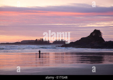 Cox Bay und Sunset Point bei Sonnenuntergang in der Nähe von Tofino, Britisch-Kolumbien, Kanada auf Vancouver Island im Clayoquot Sound UNESCO Biosphäre Stockfoto