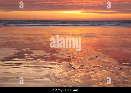 Cox Bay bei Sonnenuntergang in der Nähe von Tofino, Britisch-Kolumbien, Kanada auf Vancouver Island im Clayoquot Sound UNESCO Biosphären-Reservat. Stockfoto