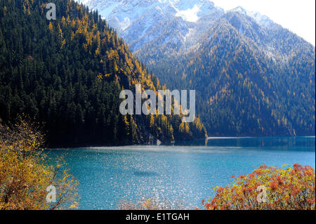 Herbst am langen See in JiuZhaiGou Nationalpark in der Provinz Sichuan, VR China. Stockfoto