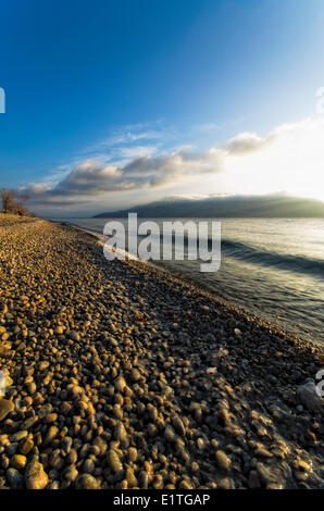 Sonnenaufgang über dem Okanagan Lake am Geweih Beach in Peachland Stockfoto