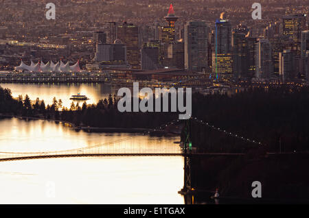 Vancouver die Lions Gate Bridge Canada Place am Morgengrauen Cypress Mountain Aussichtspunkt in West Vancouver British Columbia Kanada anzeigen. Stockfoto