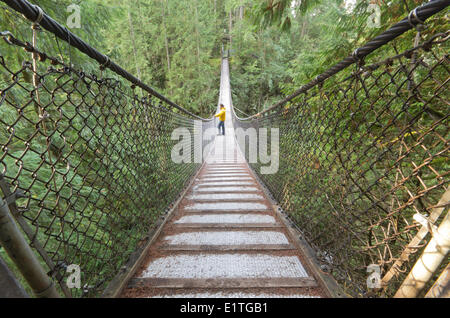 Wanderer auf Hängebrücke im Lynn Canyon Park in North Vancouver, British Columbia, Kanada. Stockfoto