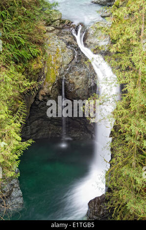 Wasserfälle von der Hängebrücke im Lynn Canyon Park in North Vancouver, British Columbia, Kanada. Stockfoto