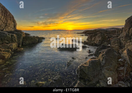 Sonnenuntergang mit Blick auf das felsige Ufer im Lighthouse Park in West Vancouver, Britisch-Kolumbien, Kanada. Stockfoto