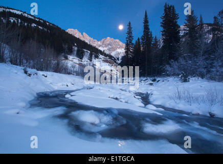 Mondaufgang über König Creek in Peter Lougheed Provincial Park, Alberta, Kanada Stockfoto