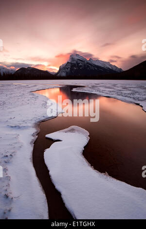 Sonnenaufgang am Vermillion Seen Blick auf Mount Rundle, Banff Nationalpark, Alberta, Kanada Stockfoto