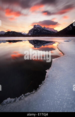 Sonnenaufgang am Vermillion Seen Blick auf Mount Rundle, Banff Nationalpark, Alberta, Kanada Stockfoto