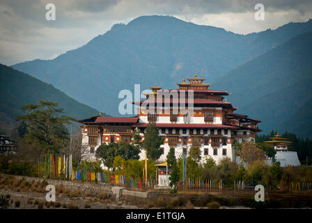 Punakha Dzong, gebaut im Jahre 1637 ist die Winterresidenz des zentralen klösterlichen Körper Bhutan, in Punakha, Bhutan. Stockfoto