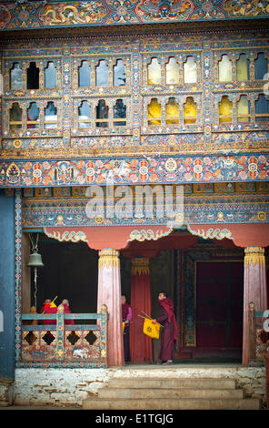 Mönche am Eingang zum Land Gompa(Temple), im Dorf von Thimphu, Bhutan. Stockfoto