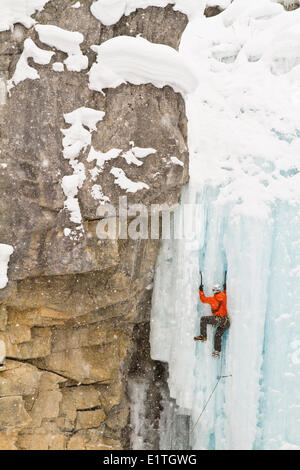 Junger Mann Eisklettern im Banff National Park in der Nähe von Banff, Alberta, Kanada. Stockfoto