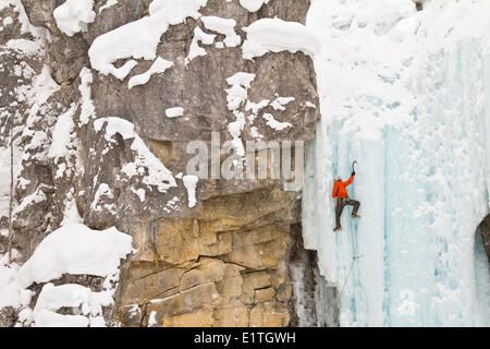 Junger Mann Eisklettern im Banff National Park in der Nähe von Banff, Alberta, Kanada. Stockfoto