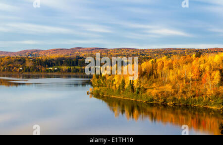 Reflexion in Saint John River, Dorf von Perth-Andover, New Brunswick, Kanada Stockfoto