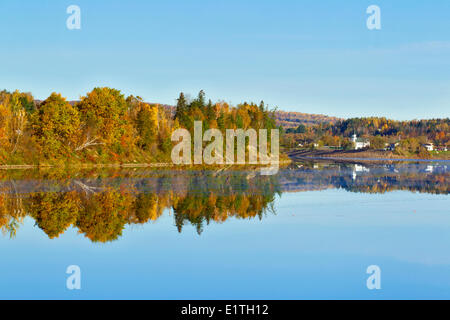 Reflexion in Saint John River, Dorf von Perth-Andover, New Brunswick, Kanada Stockfoto