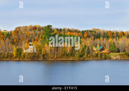 Blockhaus und Kirche, obere Kent, Saint John River, New Brunswick, Kanada Stockfoto