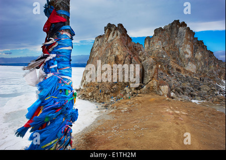 Russland, Sibirien, Region Irkutsk, Baikalsee, Maloje More (kleines Meer), gefrorene See im Winter, Olchon, Schamanen-Felsen Stockfoto