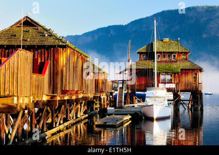 Ein Segelboot ist neben der Cowichan Bay Maritime Centre in Cowichan Bay, BC festgemacht. Stockfoto