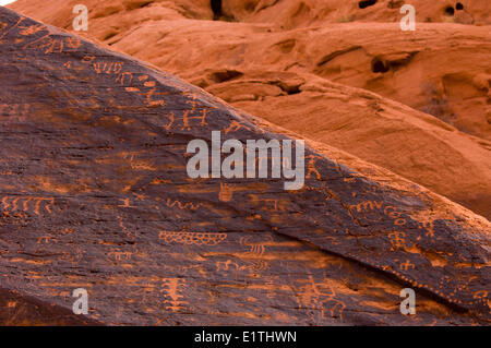 Petroglyphen in Felswand, Valley of Fire State Park, Nevada, USA Stockfoto